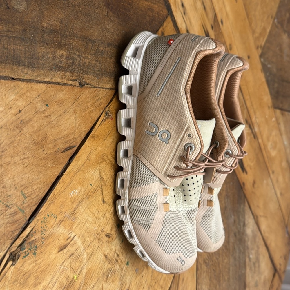 On clouds women's shoes, size 8